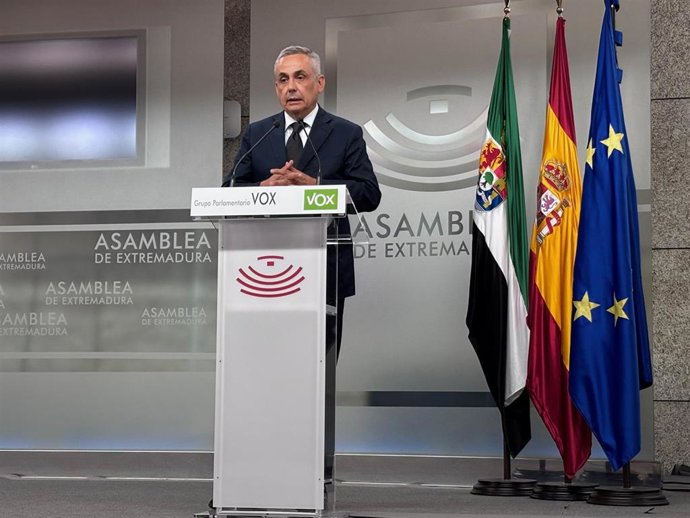 El presidente del Grupo Parlamentario Popular, Ángel Pelayo Gordillo, valora en rueda de prensa el discurso de María Guardiola