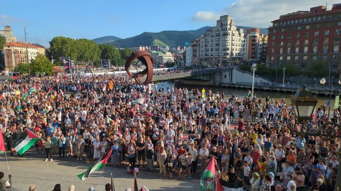 Manifestantes en apoyo a Palestina frente al Ayuntamiento de Bilbao