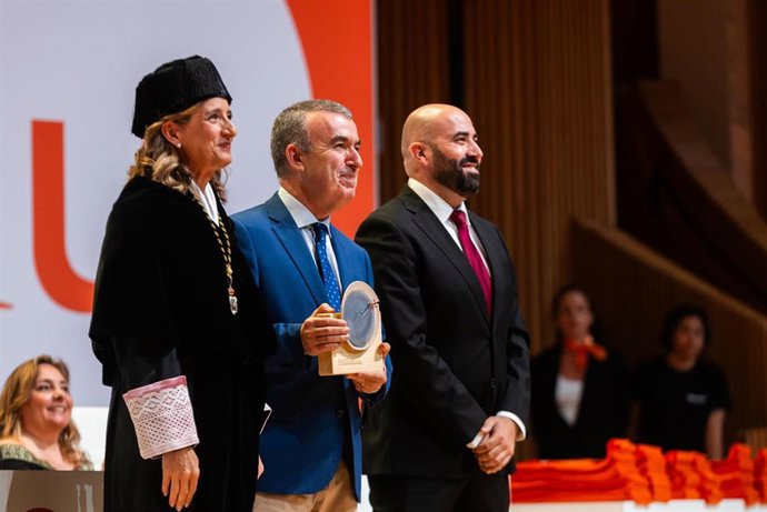 Más de 15.500 estudiantes se gradúan en la Universidad Internacional de Valencia con Lorenzo Silva como padrino