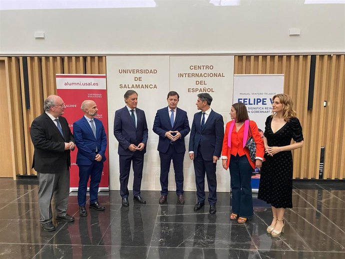 Autoridades y el autor en la presentación.