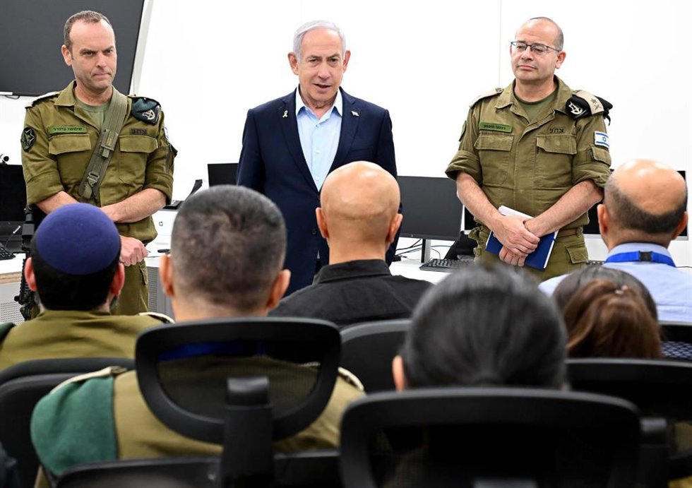 Benjamin Netanyahu, en el centro de la imagen.