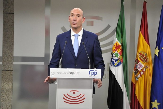 El portavoz del Grupo Parlamentario Popular, José Ángel Sánchez Juliá, en rueda de prensa en Mérida