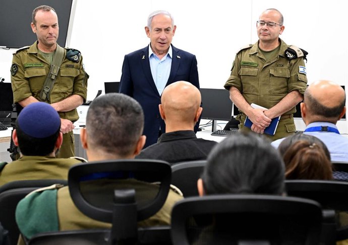 20 de junho de 2025, local não revelado, Israel: O primeiro-ministro israelense, BENJAMIN NETANYAHU (C), visita uma base da Inteligência das IDF com seu secretário militar, Maj.-Gen. ROMAN GOFMAN (R) e o Chefe da Inteligência das IDF, Maj.-Gen. SHLOMI BIN