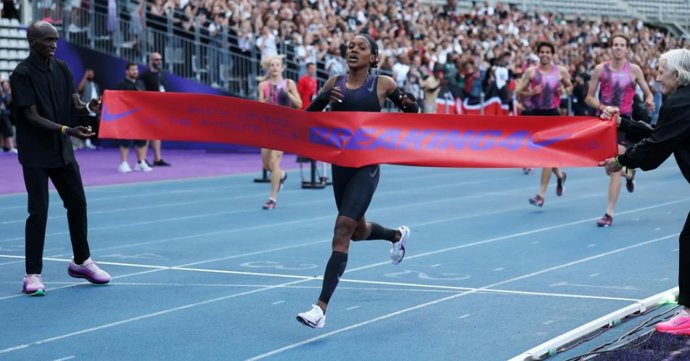 Faith Kipyegon se consolida en París como la atleta de mediofondo más laureada de todos los tiempos