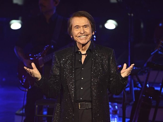 El cantante Raphael durante un concierto en el Teatro de la Zarzuela, a 26 de junio de 2025, en Madrid (España).