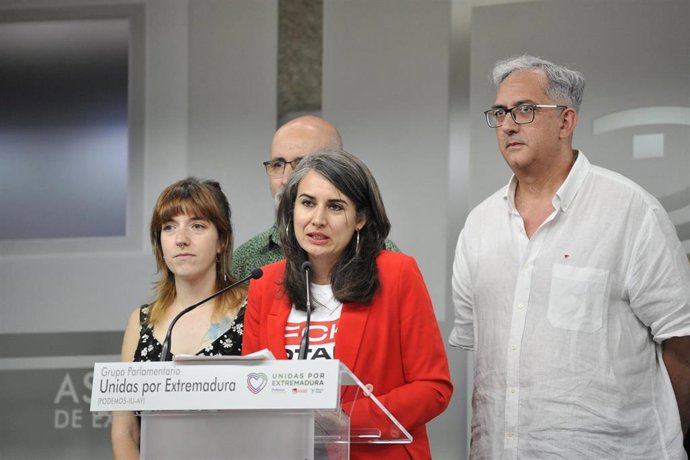 La portavoz de Unidas por Extremadura, Irene de Miguel, junto al resto del grupo parlamentario, valora el discurso de Guardiola.