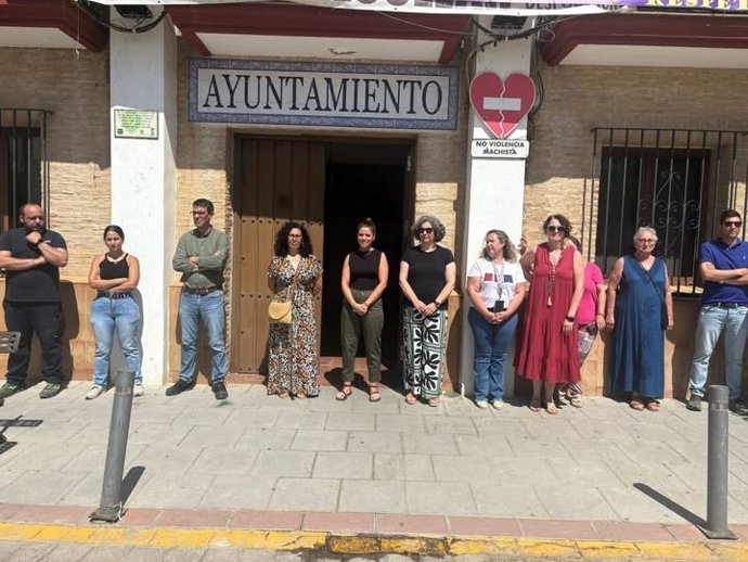 Minuto de silencio en Aznalcóllar por el trabajador fallecido al caer desde seis metros de altura