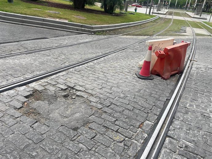 Imagen de desperfectos en el trazado del tranvia de Jaén 