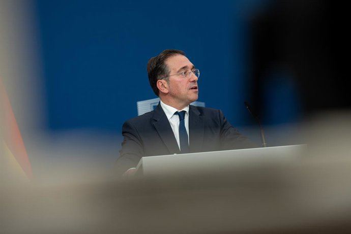 El ministro de Asuntos Exteriores, Unión Europea y Cooperación, José Manuel Albares, durante una rueda de prensa, en la sede de la Comisión Europea, a 11 de junio de 2025, en Bruselas (Bélgica). La Unión Europea y Reino Unido han alcanzado este miércoles 