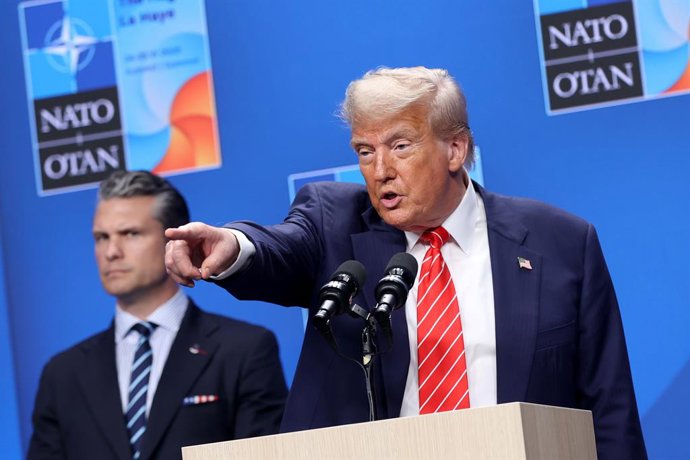 THE HAGUE, 25 de junho de 2025 -- O presidente dos EUA, Donald Trump (frente), participa de uma coletiva de imprensa após a cúpula da OTAN em Haia, Holanda, em 25 de junho de 2025. Trump disse aqui na quarta-feira que os Estados Unidos manterão conversaçõ