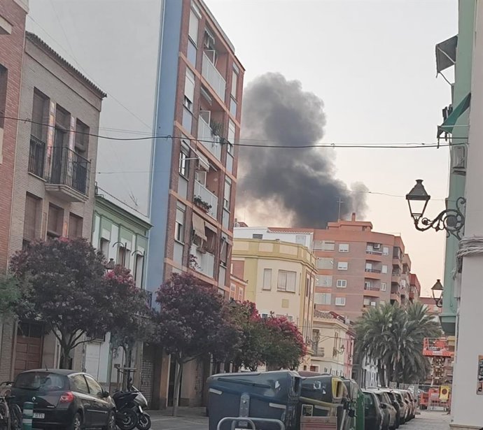 Un incendio en una casa abandonada de Alboraia genera una densa columna de humo