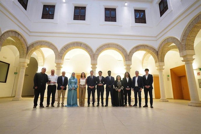 Juanma Moreno (centro), entre los  los galardonados con los Premios del Mediterráneo.
