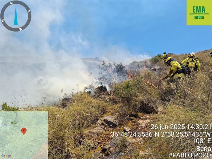 Bomberos del Infoca trabajan para sofocar un incendio forestal en Río Chico, en Berja (Almería).