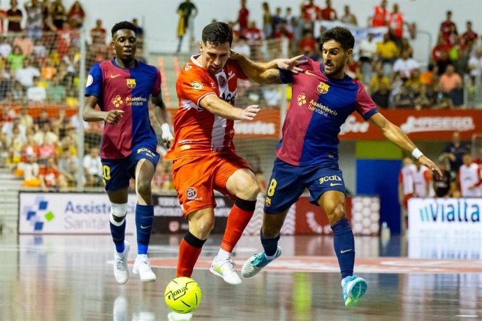 Adolfo Fernández (dcha.), durante un partido con el FC Barcelona en la final de la LNFS 2024/25.