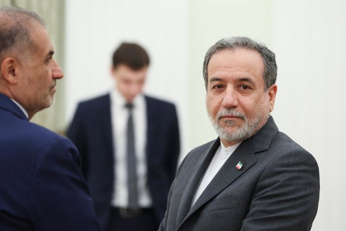 RÚSSIA, MOSCOU - 23 DE JUNHO DE 2025: Abbas Araghchi (à direita), ministro das Relações Exteriores do Irã, e o embaixador Kazem Jalali (à esquerda) chegam para uma reunião com Vladimir Putin, presidente da Rússia, no Kremlin de Moscou