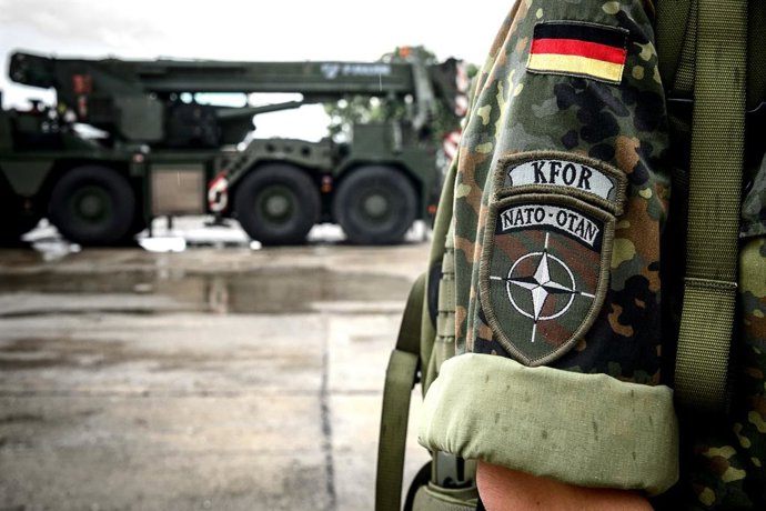 Archivo - FILED - 17 July 2018, Kosovo, Prizren: "KFOR Nato-Otan" is seen on the sleeve badge of a Bundeswehr soldier serving with the German contingent of the NATO-led peacekeeping force in Kosovo. Germany's parliament on Thursday approved a one-year ext