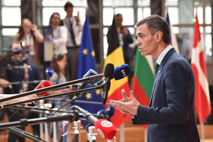 O Presidente do Governo, Pedro Sánchez, fala à mídia após participar de uma reunião do Conselho Europeu em 26 de junho de 2025 em Bruxelas (Bélgica). Durante suas declarações, ele falou sobre o endosso definitivo da Lei de Anistia.