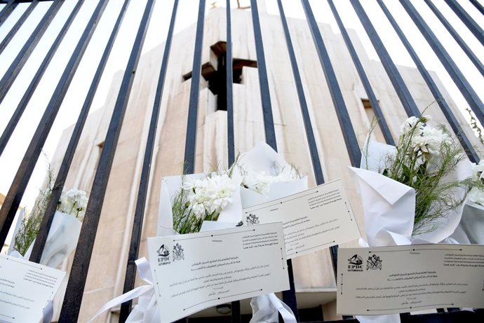 DAMASCUS, 23 de junho de 2025 -- Buquês de flores brancas com mensagens de condolências são colocados na Igreja Mar Elias em Damasco, Síria, em 23 de junho de 2025. Um atentado suicida durante a missa de domingo à noite em uma igreja de Damasco matou pelo