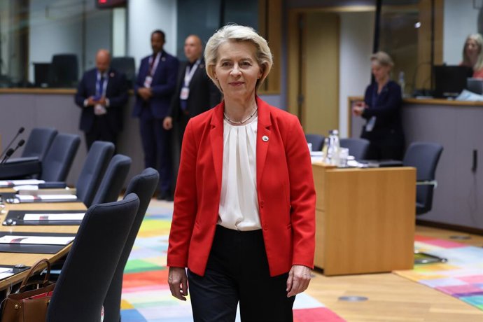HANDOUT - 26 de junho de 2025, Bélgica, Bruxelas: A presidente da Comissão Europeia, Ursula von der Leyen, participa da reunião do Conselho Europeu para discutir os desenvolvimentos em curso na Ucrânia e no Oriente Médio. Foto: Alexandros MICHAILIDIS/Cons