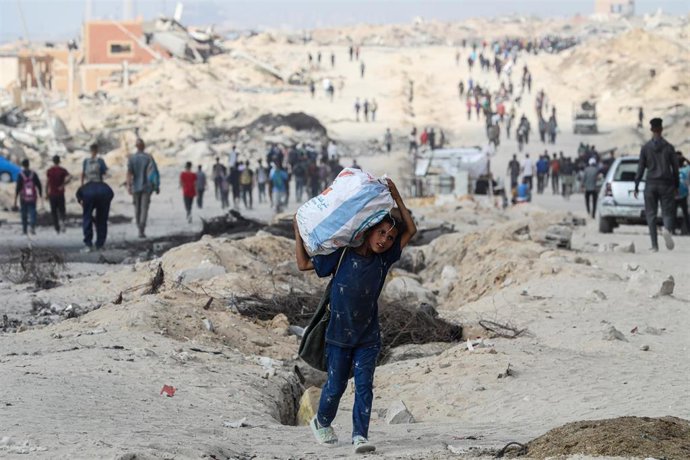 Un niño transporta un saco de ayuda en el norte de Gaza 