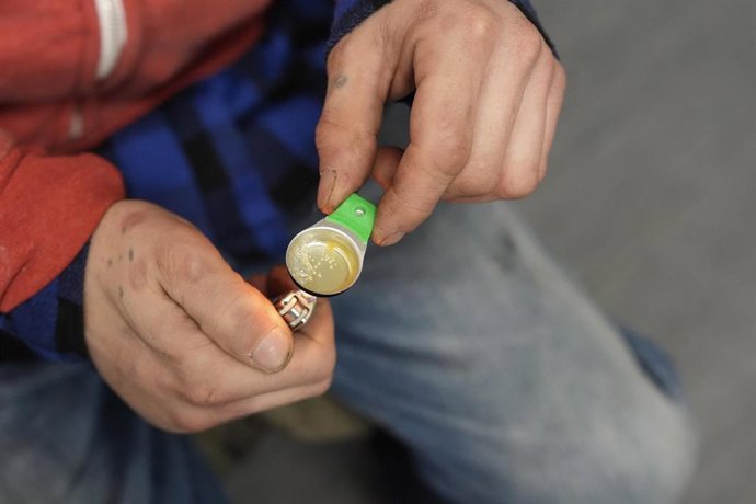 Archivo - El fentanilo se calienta en agua estéril utilizando un kit de cocción en una sala de consumo