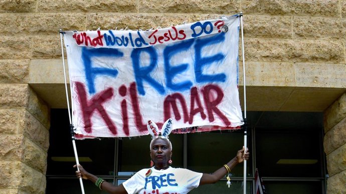 Archivo - May 16, 2025, Greenbelt, Md, USA: Nadine Seiler and other demonstrators attend a hearing for Kilmar Abrego Garcia who was deported to a notorious prison in El Salvador due to a Trump administrative error at the U.S. District Court for the Distri