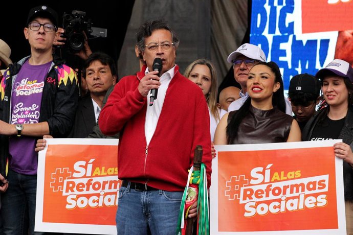 Archivo - Arquivo - 18 de março de 2025, Bogotá, Cundinamarca, Colômbia: O presidente colombiano Gustavo Petro acena e discursa enquanto manifestantes seguram cartazes e faixas em apoio às diferentes reformas propostas por seu governo em Bogotá, Colômbia,
