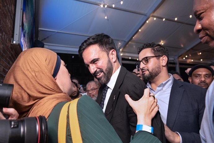 25 de junho de 2025, Nova York, Nova York, EUA: Zohran Mamdani, candidato democrata à prefeitura de Nova York, realiza uma festa de observação eleitoral em Long Island City, Queens, em 24 de junho de 2025.