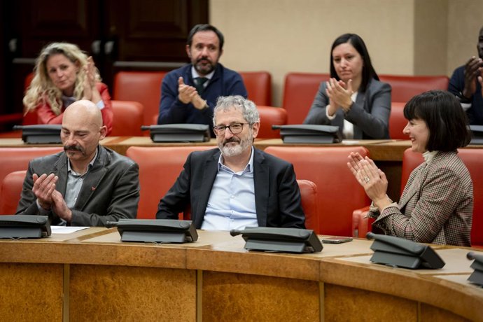 Archivo - Arquivo - O porta-voz econômico da Sumar, Carlos Martín (c), durante a atividade ordinária da comissão de orçamento no dia em que são constituídas 28 comissões, no Congresso dos Deputados, em 4 de dezembro de 2023, em Madri (Espanha).