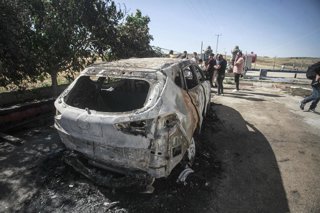 Archivo - May 16, 2025, Nablus, West Bank, Palestine: Palestinians inspect a burned car in the village of Burqa. Palestinians reported that Jewish settlers set fire to a Palestinian car. Jewish settlers launched attacks on Palestinian villages burning veh