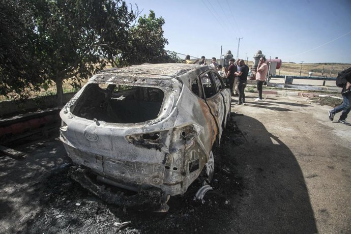 Archivo - Arquivo - 16 de maio de 2025, Nablus, Cisjordânia, Palestina: Palestinos inspecionam um carro queimado no vilarejo de Burqa. Os palestinos relataram que colonos judeus incendiaram um carro palestino. Colonos judeus lançaram ataques contra vilare