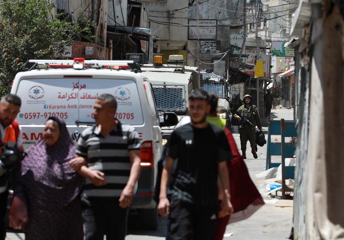 NABLUS, 19 de junho de 2025 -- Um membro das forças israelenses é visto durante um ataque israelense no campo de refugiados de Balata, a leste da cidade de Nablus, no norte da Cisjordânia, em 18 de junho de 2025.