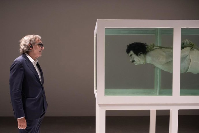 Archivo - Arxivo - El periodista, empresari i col·leccionista, Tatxo Benet, enfront d'una de les obres exposades en la inauguració del Museu d'Art Prohibit