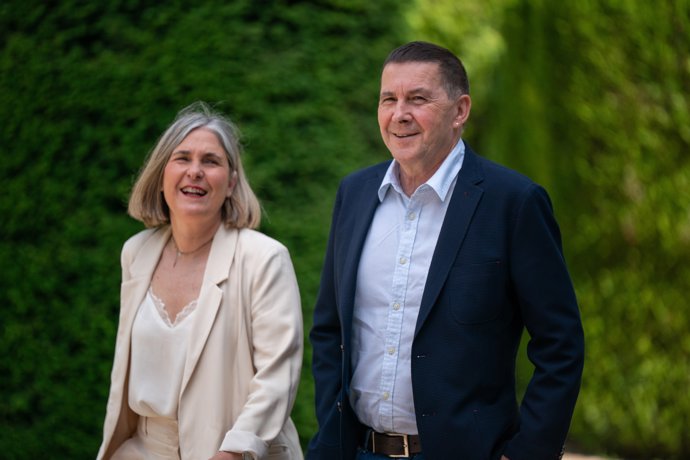 El coordinador general de EH Bildu, Arnaldo Otegi, durante un acto institucional junto a Nerea Kortajarena