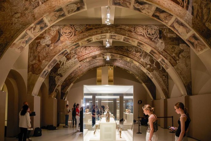 Varias personas observan las pinturas murales del Monasterio de Sijena expuestas en el Museu Nacional d’Art de Catalunya (MNAC).