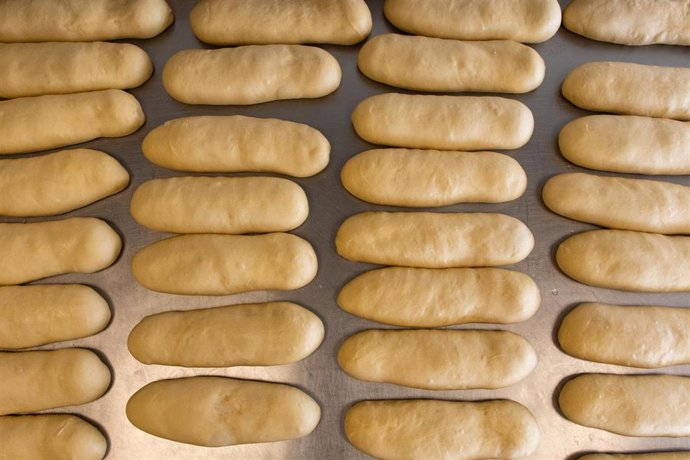 Archivo - Masa en la pastelería ‘Paco Pastel’, a 22 de marzo de 2024, en San Lorenzo de El Escorial, Madrid (España). 