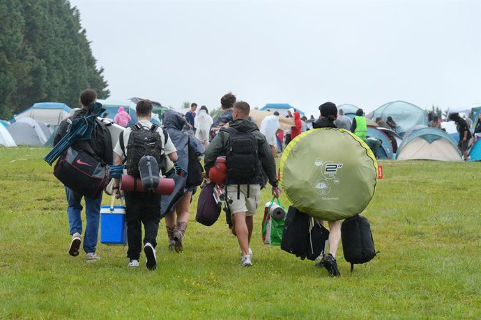 Varias personas llegan a la primera jornada de un festival, foto de archivo.