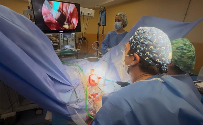 Una internvención de histerectomía vaginal asistida mediante V-NOTES