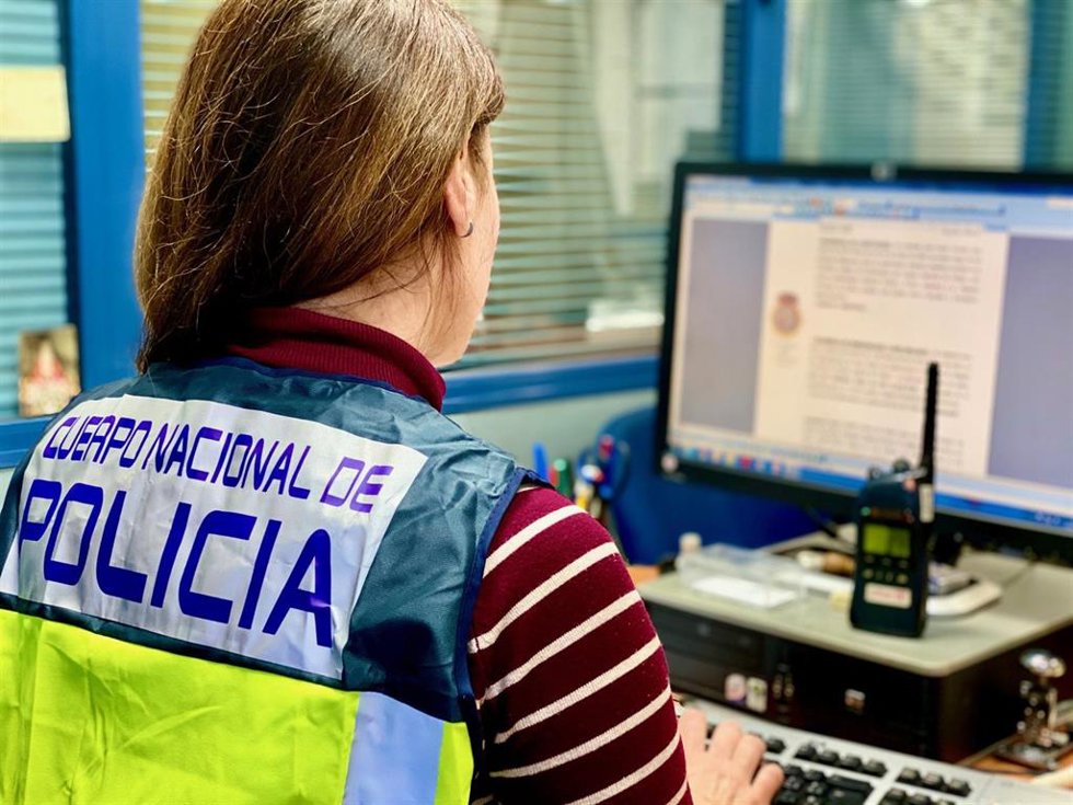 Archivo - Agente de la Policía Nacional