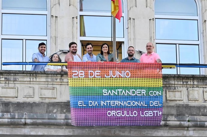 Despliegue de la lona del Orgullo.