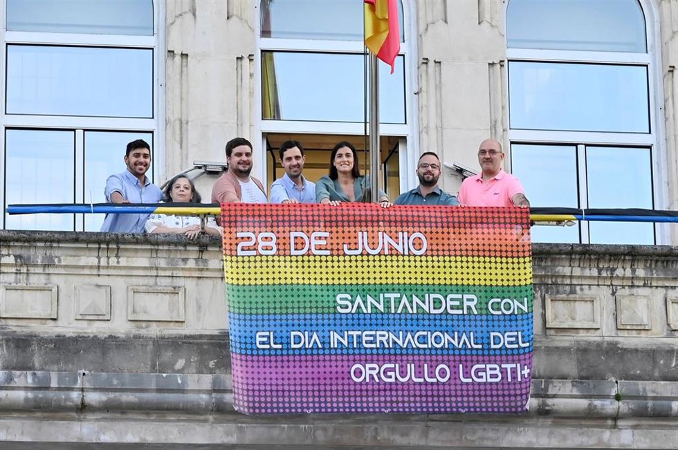 Despliegue de la lona del Orgullo.