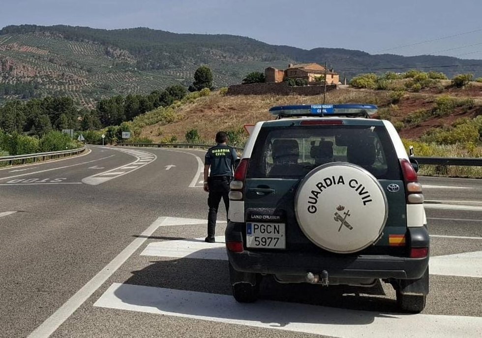 Un agente de la Guardia Civil junto a un vehículo oficial/Archivo
