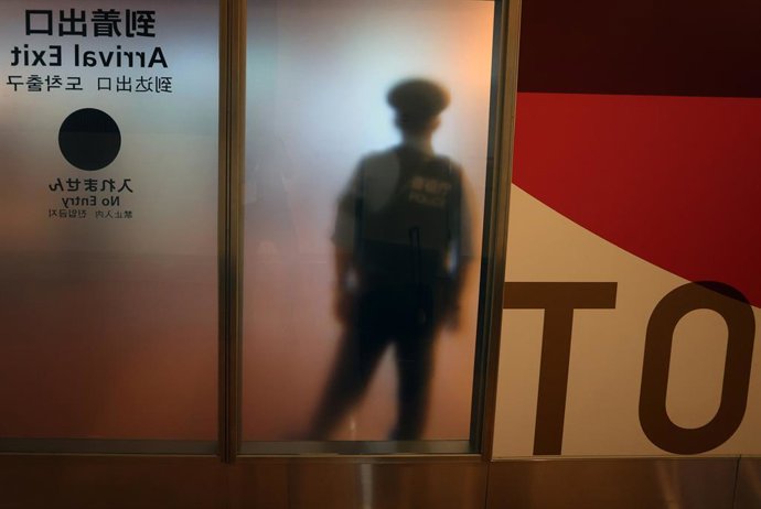 Archivo - Arquivo - Imagem de arquivo de um policial em Tóquio, Japão.