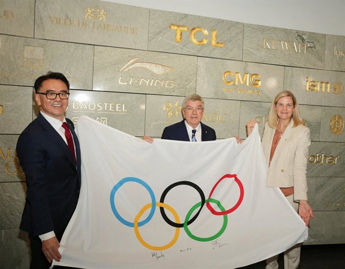 1. [Left To Right] Kevin Wang, Chief Operating Officer Of TCL Technology Joined Honorary Life President Thomas Bach And President Kirsty Coventry Of The International Olympic Committee For A Ceremony Unveiling TCL’S Commemorative Stone At The Donors’ Wall