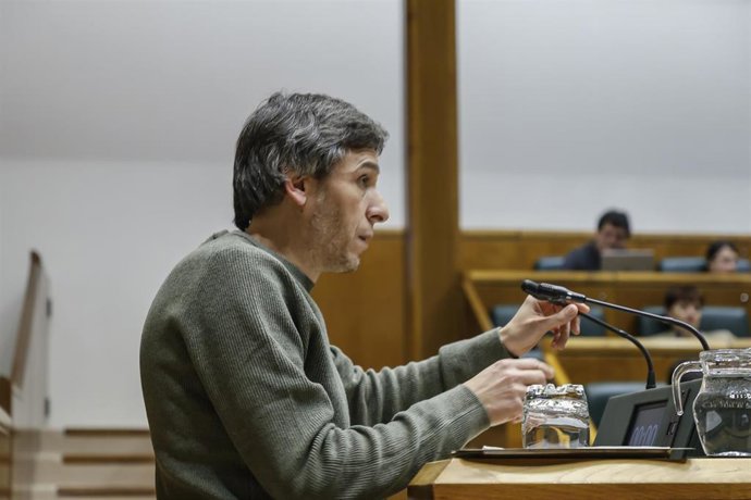 Archivo - El parlamentario de Sumar en la Cámara vasca, Jon Hernández
