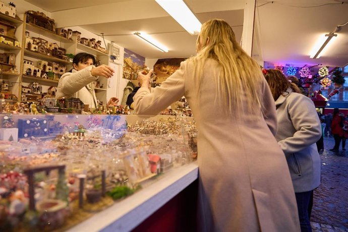 Archivo - Varias personas en un mercadillo