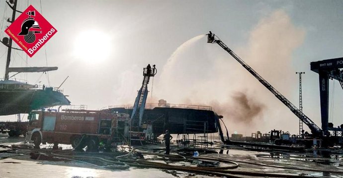 Incendio en una embarcación de tipo catamarán en el puerto de Dénia (Alicante)