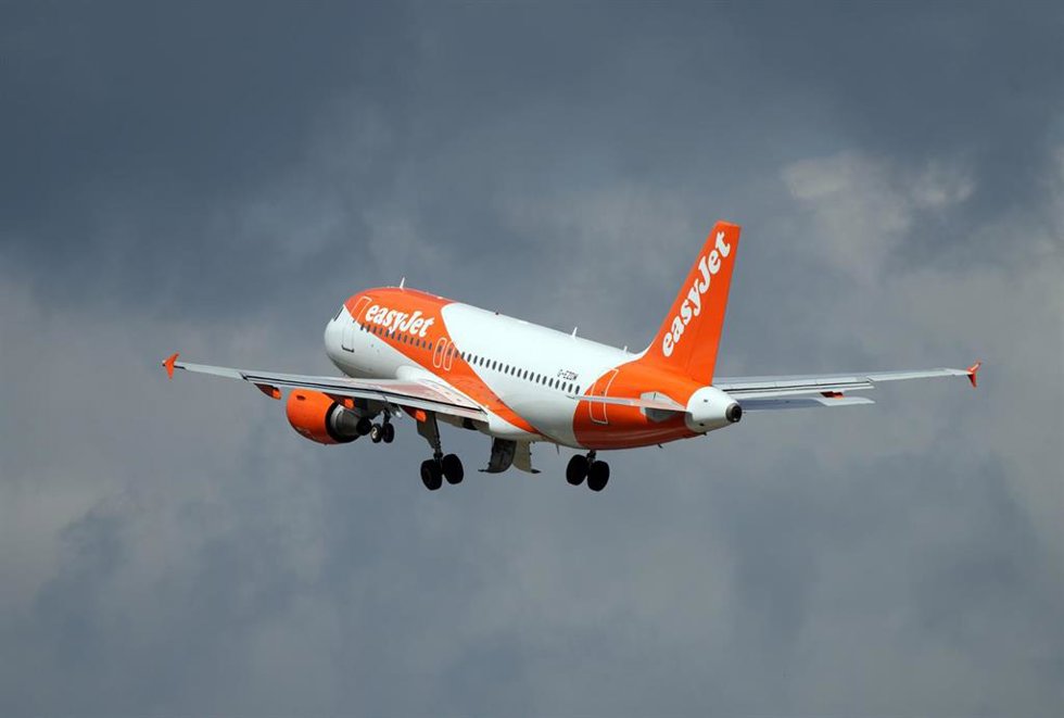 Archivo - FILED - 13 July 2023, Brandenburg, Schnefeld: An Airbus A 319-111 of the airline easyJet takes off from Berlin-Brandenburg "Willy Brandt" Airport (BER). Photo: Soeren Stache/dpa