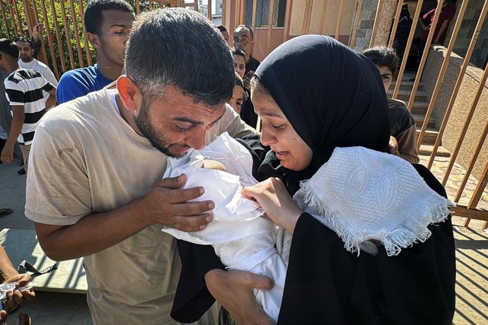 26 de junho de 2025, Khan Younis, Faixa de Gaza, Território Palestino: Parentes de crianças palestinas que morreram de desnutrição confortam uns aos outros enquanto choram do lado de fora do Complexo Médico Nasser em Khan Younis, no sul da Faixa de Gaza, 