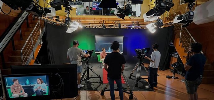 En la imagen, estudiantes de la UCAM durante una práctica en el Plató de Televisión del Campus de Murcia.